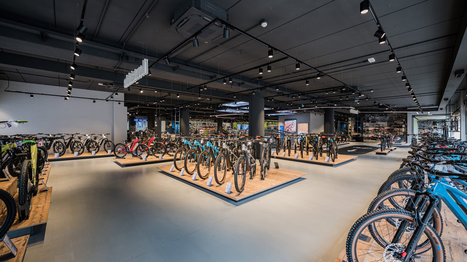 Große Auswahl an Fahrrädern in einem modernen Fahrradgeschäft, perfekt für Sportler und Radliebhaber, mit vielfältigen Modellen und Marken.