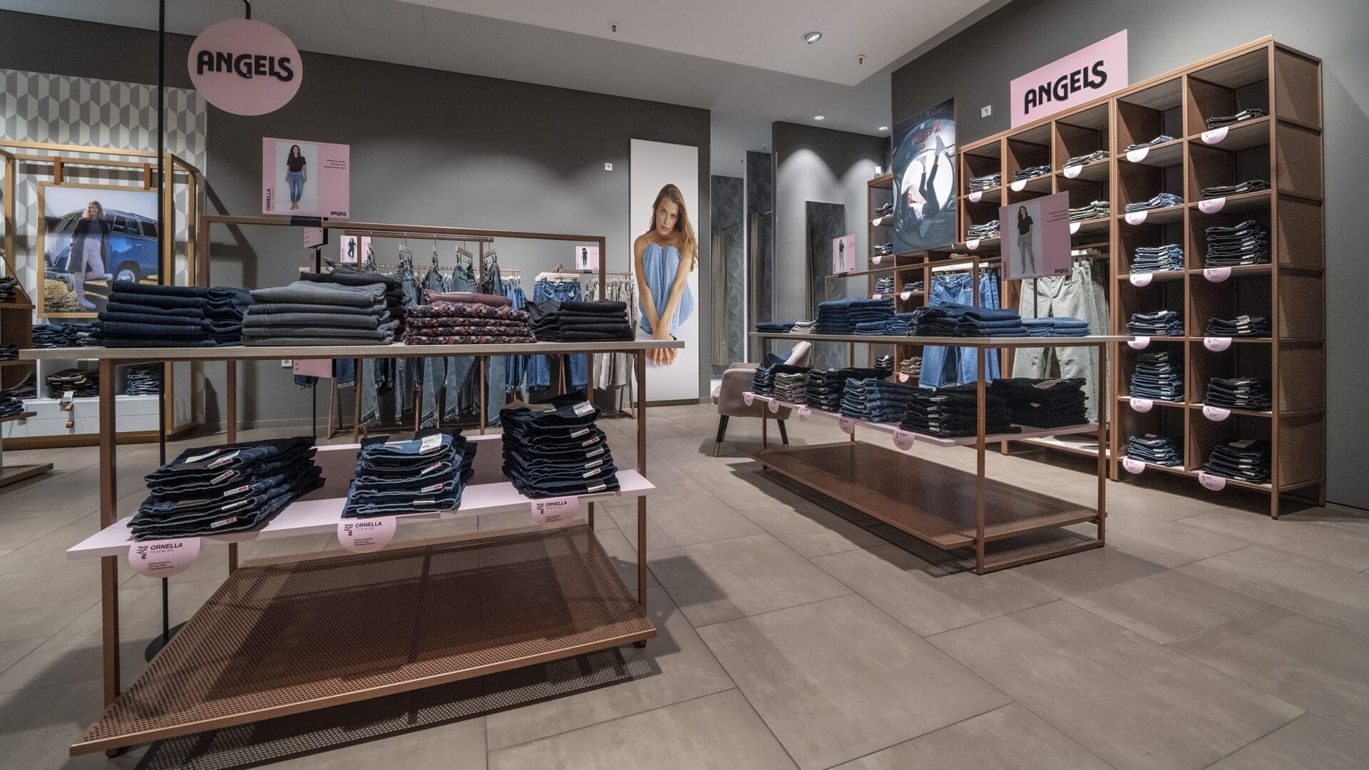 Modernes Angels Shop in Shop Jeansgeschäft mit gut sortierten Regalen und Displays, präsentiert verschiedene Denim-Modelle und Marken in einem stilvollen Laden.
