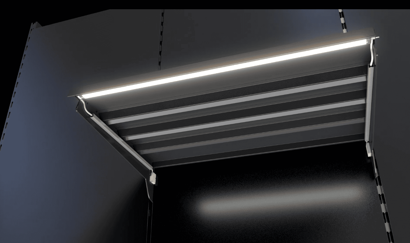 Nahaufnahme einer Regalbeleuchtung in einem Laden, die helle LED-Leiste an der Decke, dunkle Wände, moderne Shopfitting-Elemente.