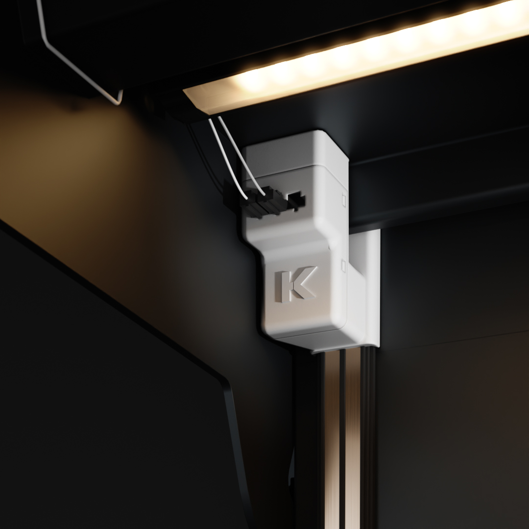 Nahaufnahme eines KRAISS Außenrail-Systems mit LED-Beleuchtung, installiert in einem modernen Verkaufsraum.