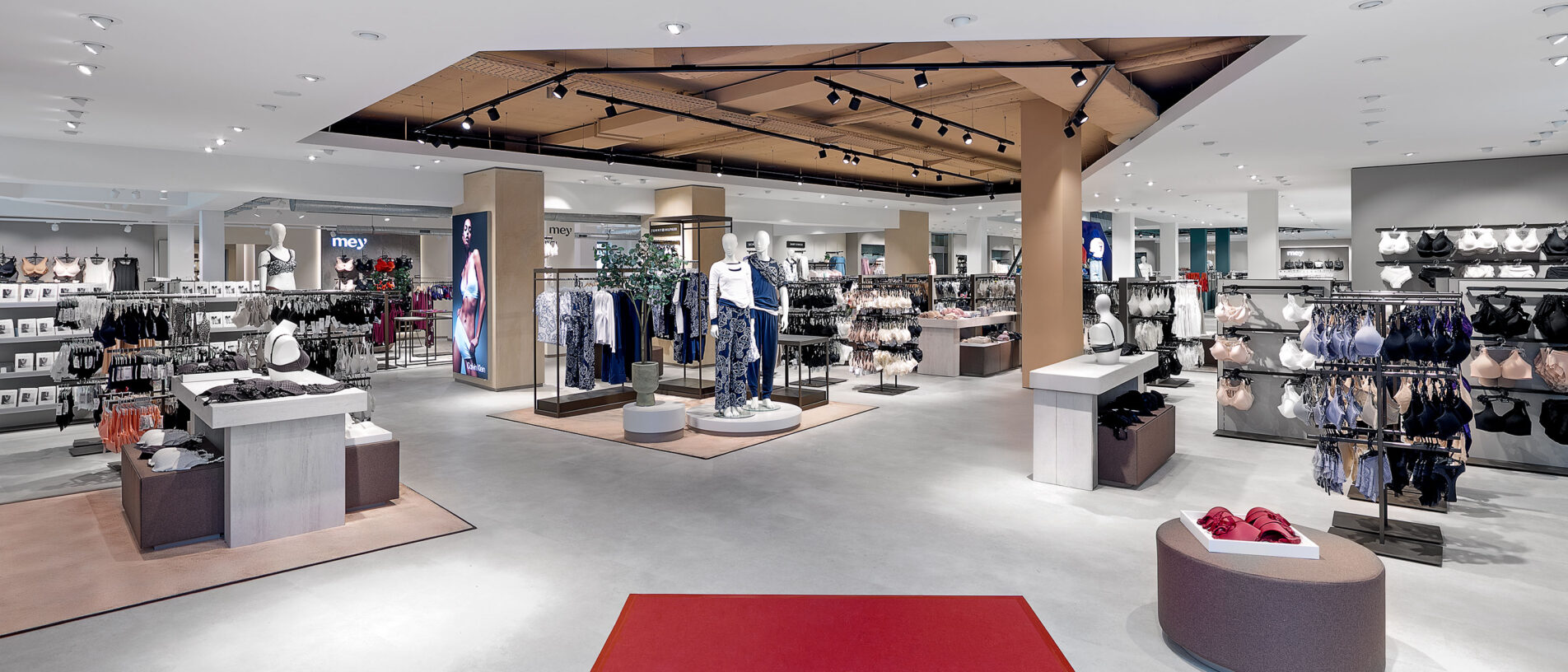 Attraktive Modepräsentation im Zinser Wäschehaus von KRAISS, mit vielfältiger Auswahl an Damen- und Herrenkleidung in modernem Ambiente.