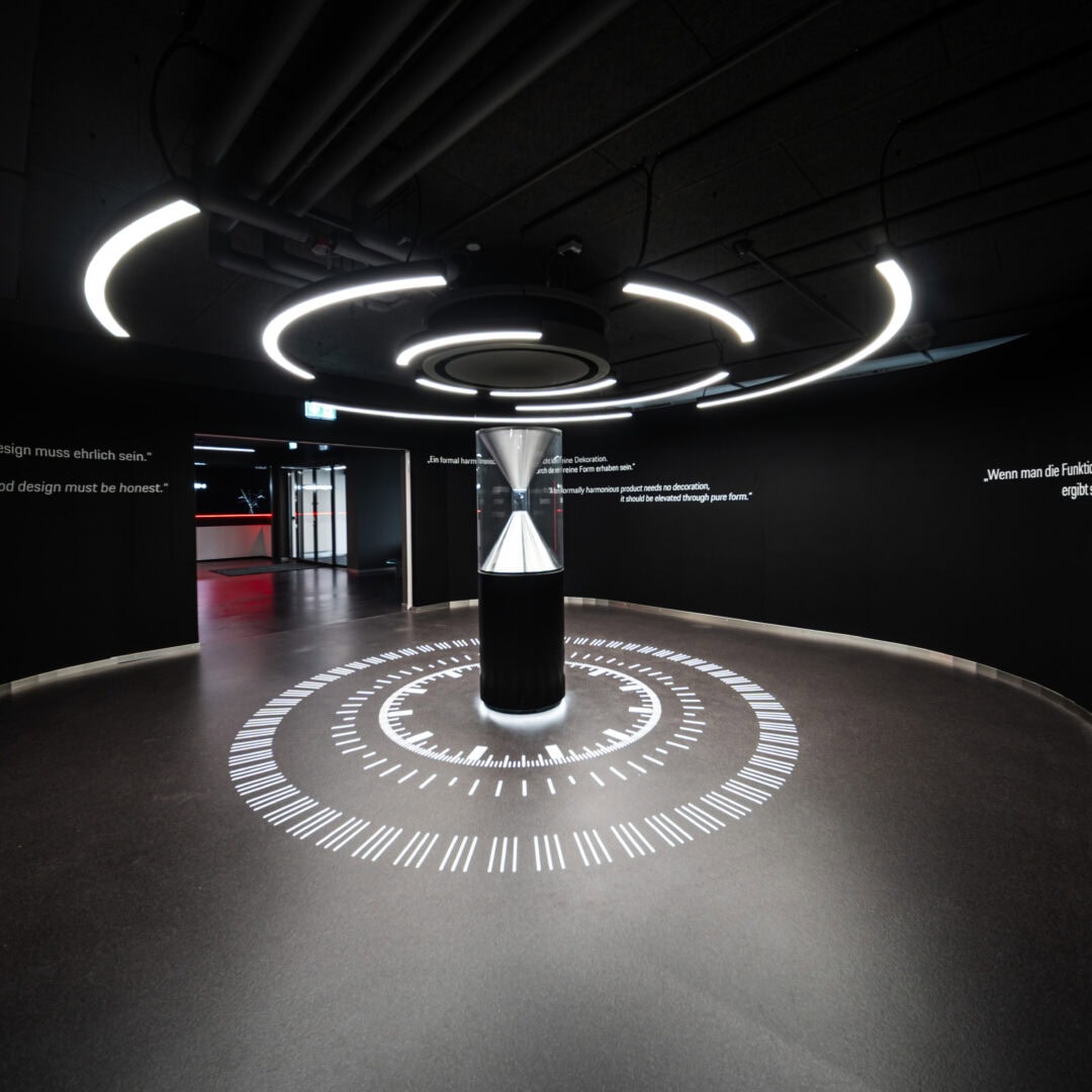 Modernes KRAISS Raumdesign mit innovativen Lichtinstallationen und digitaler Wandgestaltung für kreative Arbeitsumgebungen.