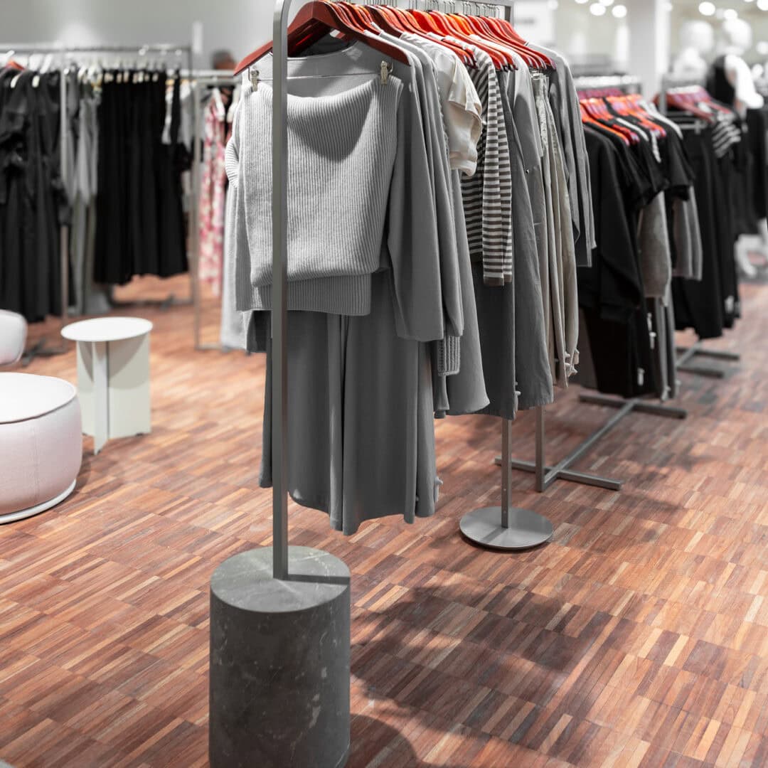 Attraktive Damenmode im Oberpaur Bekleidungsgeschäft.