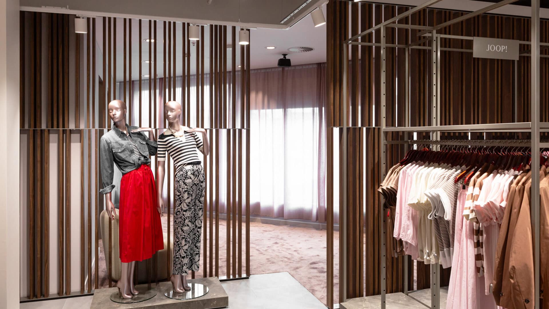 Modehaus Oberpaur Ludwigsburg bietet eine elegante Modeauswahl mit stilvollen Damenbekleidungen und Accessoires in einem modernen Ambiente.