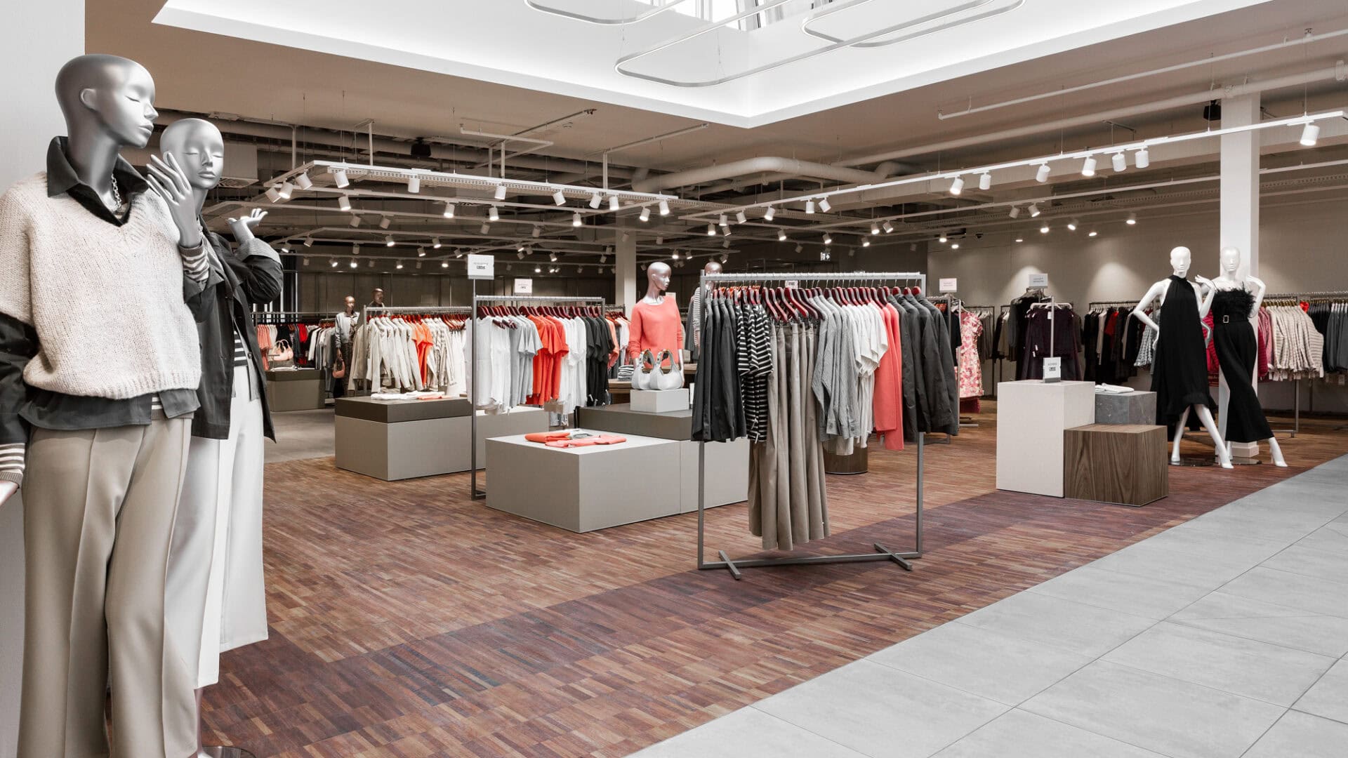 Attraktives Damenmodegeschäft mit vielfältiger Kleidungsauswahl, modernem Ladenlayout und stilvoller Präsentation. Perfekt für modebewusste Kundinnen, die aktuelle Trends suchen.