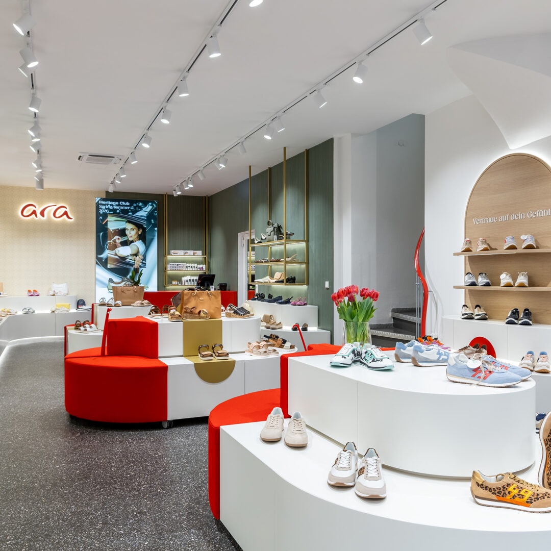 Moderne Schuhboutique KRAISS mit vielfältigem Schuhsortiment, stilvoller Einrichtung und ansprechender Präsentation der Schuhe in hellen, eleganten Räumen.