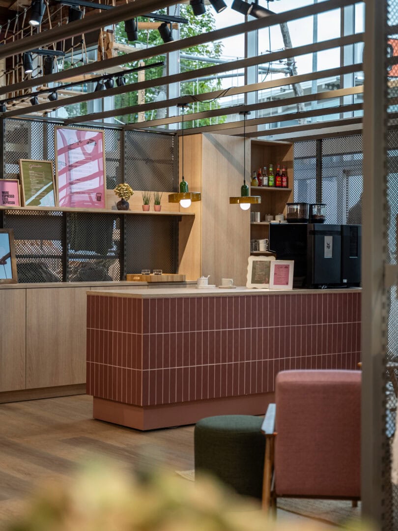 Innenraum mit Bar, Holzregalen und Sitzmöbeln, moderne Gestaltung.